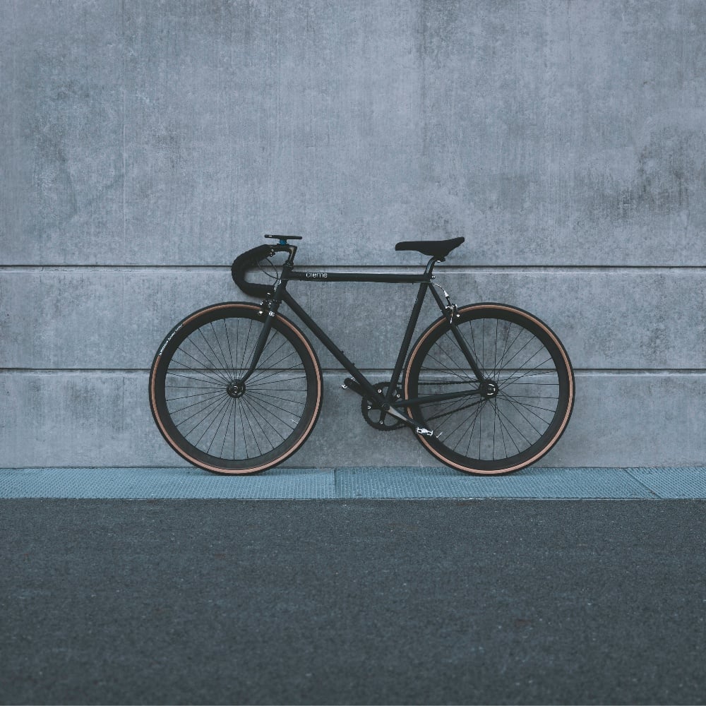 Cycle leant against a grey wall